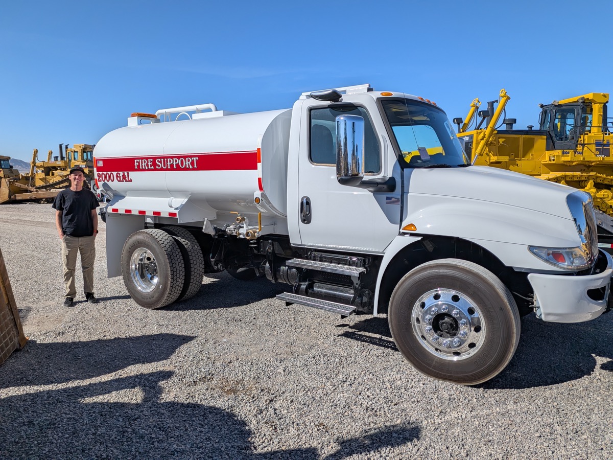 Water tender FS2000 on assignment